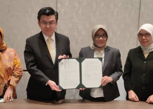 Signing ceremony for Memorandum of Agreement for Academic Collaboration between Faculty of Fisheries and Marine Sciences, Universitas Diponegoro, Indonesia and the Graduate School of Global Food Resources, Hokkaido University.