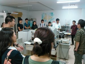 内田先生の研究室を見学している様子